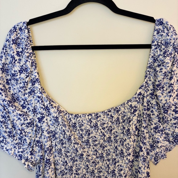 H&M Women’s Blue and White Floral Blouse with Cinched Sleeves Size XXL - Picture 9 of 9